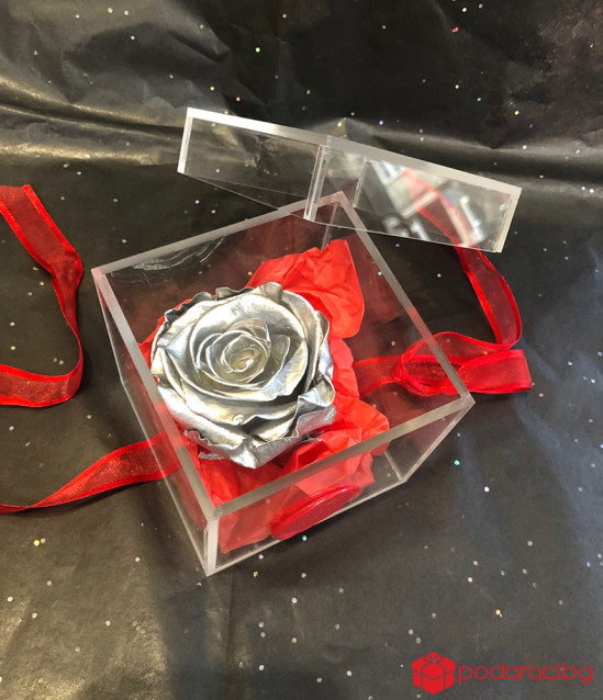 Вечна роза в прозрачна кутийка