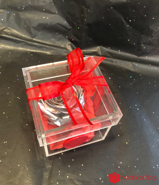 Вечна роза в прозрачна кутийка