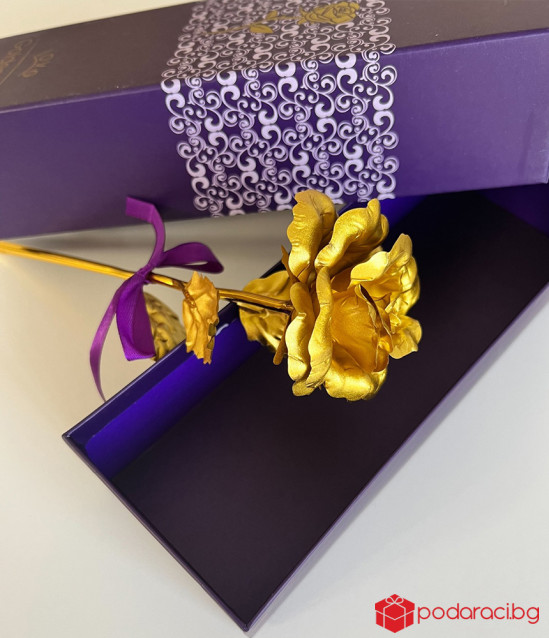 Златна роза в кутия