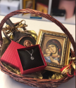Подаръчна кошница Дева Мария с колие Дева Мария