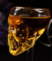 Стъклена чашa череп за вино