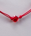 Дамска гривна с червен конец и червено сърце