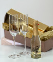 Сватбен подарък с гравирани чаши и златно шампанско