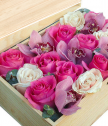 Дървена кутия с розови рози