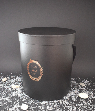 Луксозна черна кутия със златен надпис