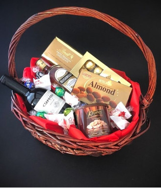 Подаръчна Коледна кошница 80