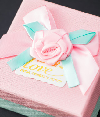 Дамска гривна с червен конец и бял Скарабей