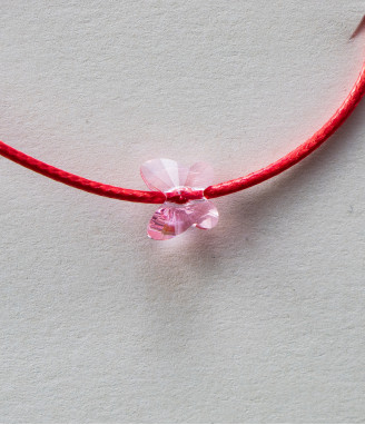 Детска гривна с червен конец и розова пеперуда