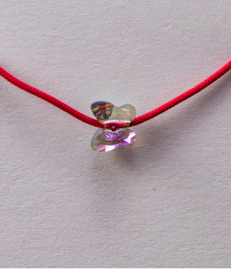 Детска гривна с червен конец и пеперуда в цвят хамелеон