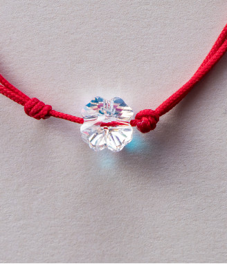 Детска гривна с червен конец и бяла детелинка