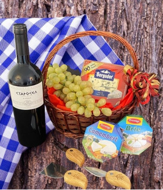 Подаръчна кошница Wine and Cheeses