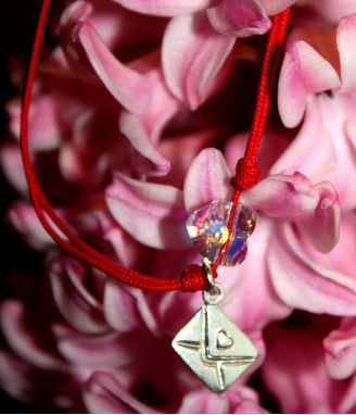 Гривна с червен конец с висулка писмо и сърце