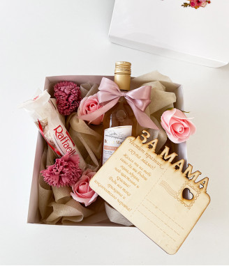 Кокетна подаръчна кутия за мама с вино