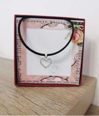 Колие с велурена връзка и висулка сърце с камъчета