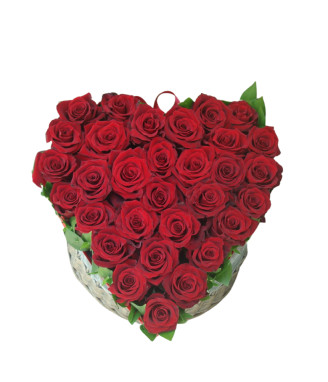 Сърце от червени рози
