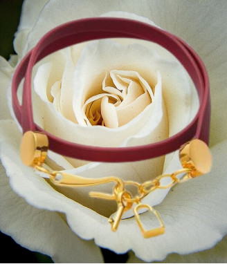 Дамска червена гривна с катинарче