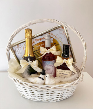 Сватбена кошница с грамота и различни видове алкохол